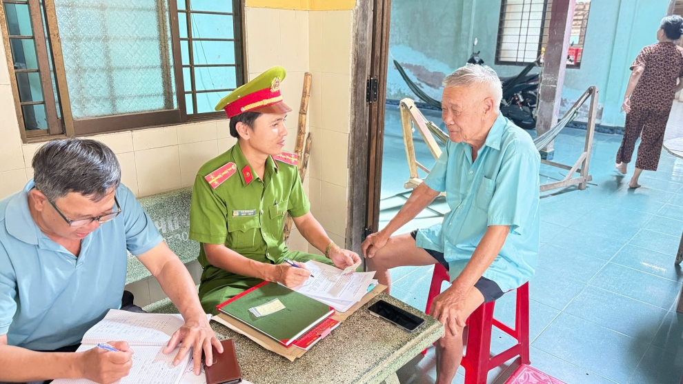 Cán bộ Công an xã Châu Hưng thu thập thông tin dữ liệu dân cư tạị nhà hộ dân trên địa bàn xã