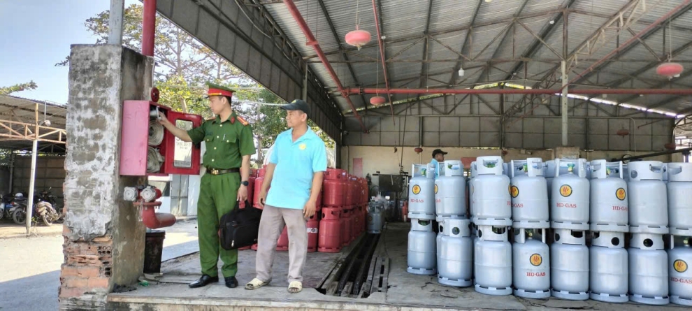Cán bộ Công an xã kiểm tra công tác PCCC tại các cơ sở kinh doanh khí gas ảnh 2