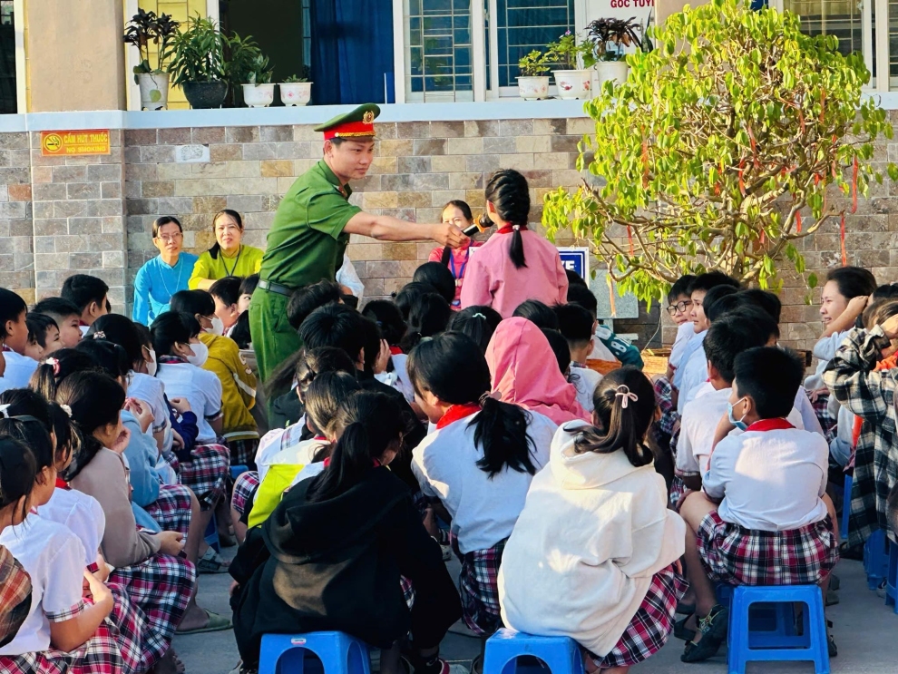 Cán bộ, đoàn viên Công an xã Châu Hưng tương tác hỏi đáp với học sinh Trường tiểu học Thới Lai