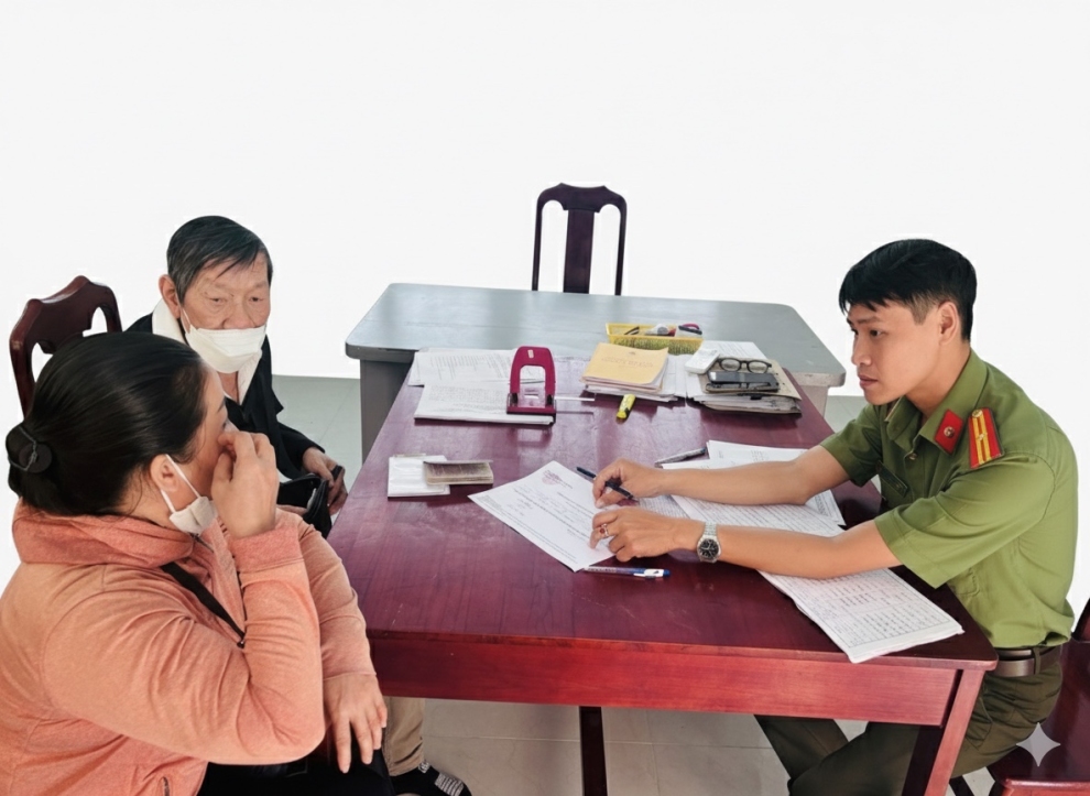 cán bộ Tổ an ninh hướng dẫn khai báo tạm trú cho người nước ngoài