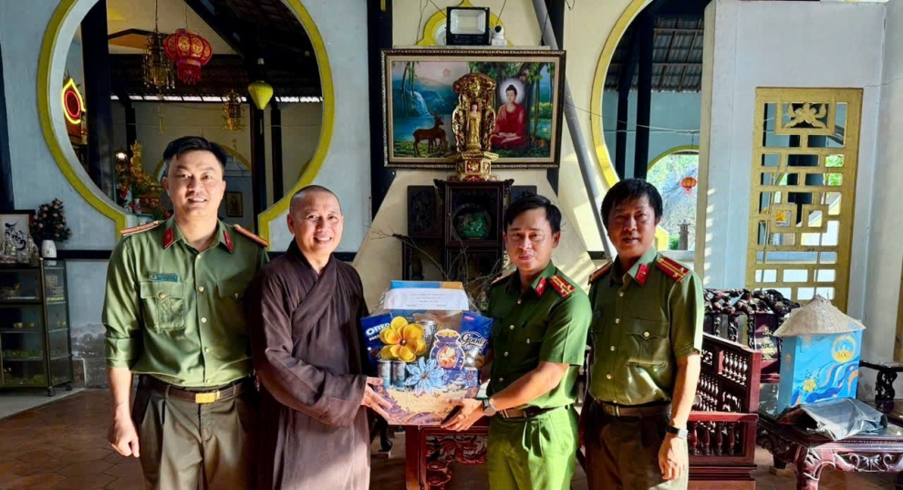 CAP THanh Đức tặng quà cơ sở Tôn giáo trên địa bànbe273dc8