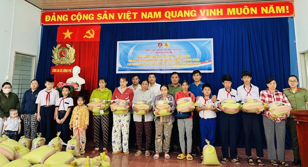 Chi đoàn Công an xã phát quà cho người dân