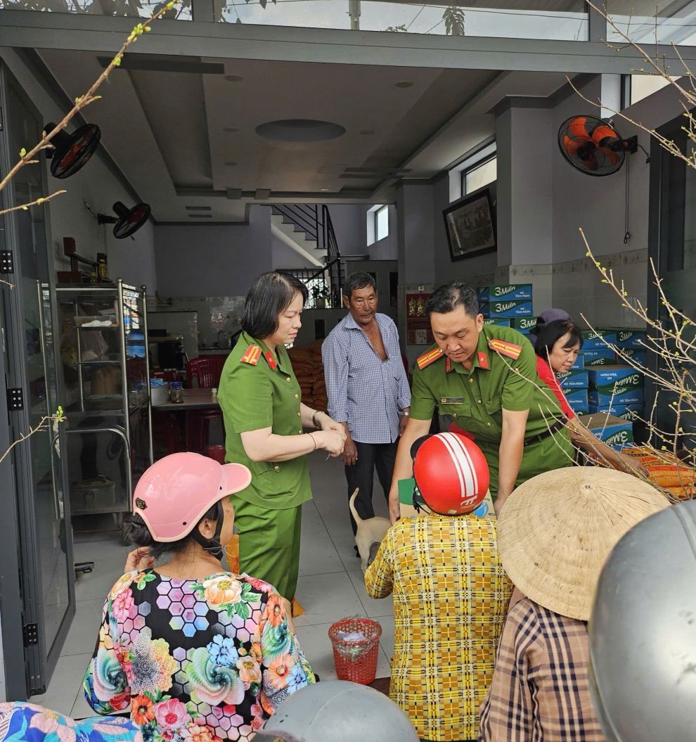 Chi Hội PN và Chi đoàn CAP Thanh Đức tặng quà cho gia đình đặc biệt khó khănef47