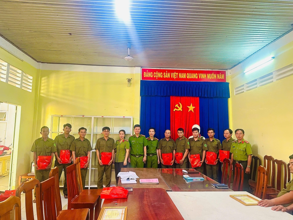 Chỉ huy CAX tặng quà ANTT dịp Tết 2026