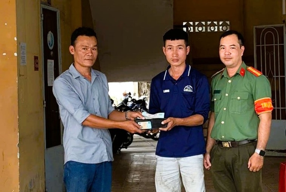 Công an xã bàn giao tài sản cho người đánh rơi