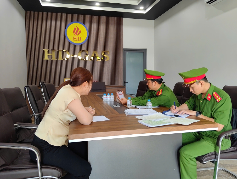 Công an xã đến các cơ sở kinh doanh để rà soát và hướng dẫn các chủ kinh doanh tích hợp tài khoản an sinh xã hội anh 4