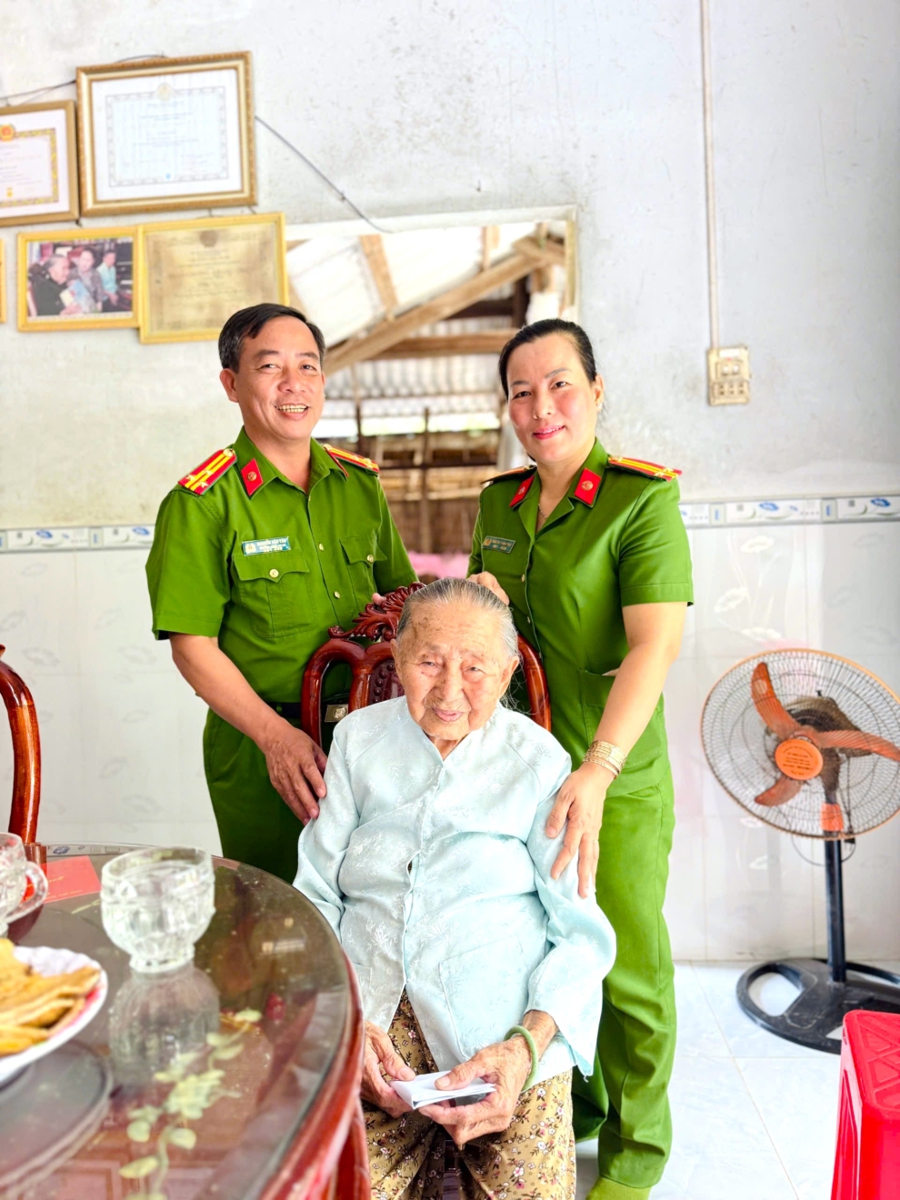 Công an xã Trà Cú thăm Bà Mẹ Việt Nam Anh hùng