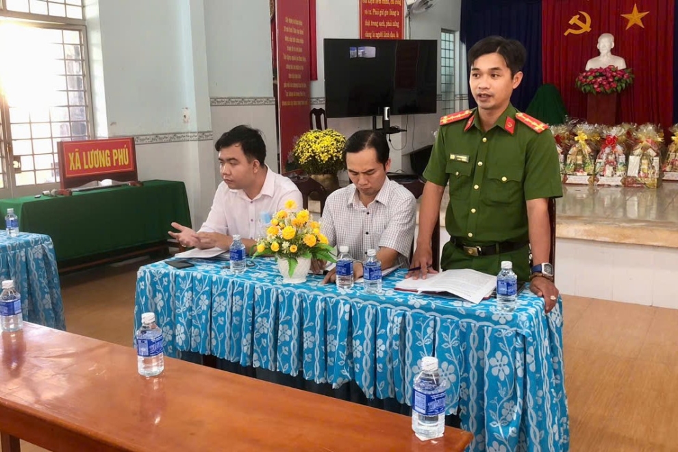 Công an xã triển khai các quy định có liên quan