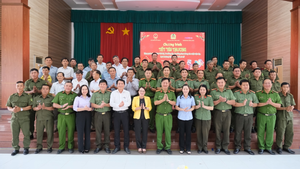 Đại biểu chụp ảnh lưu niệm
