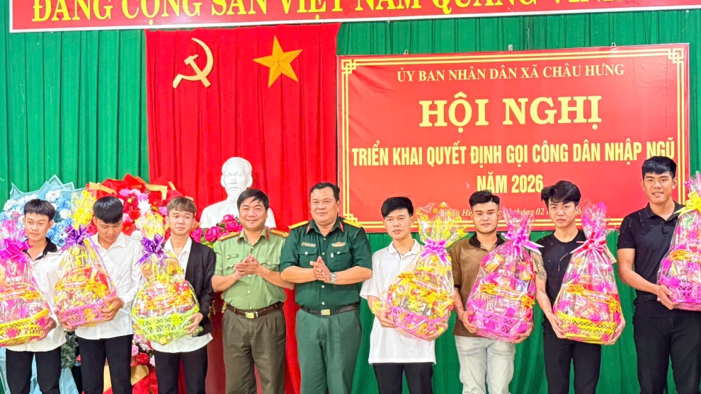 Đại diện lãnh đạo Công an xã tặng quà động viên Công dân nhập ngũ