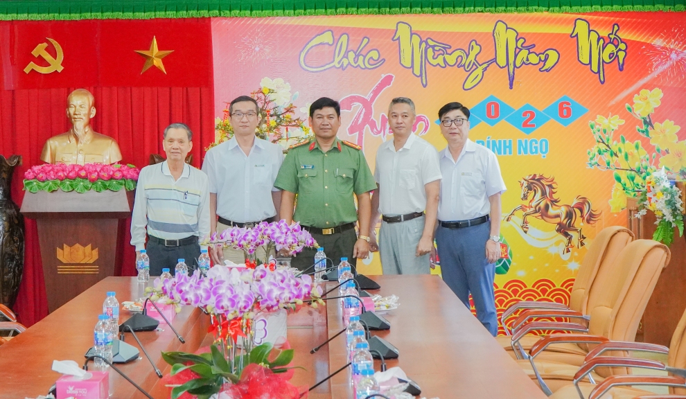 Đại tá Sơn Chí Hùng chụp ảnh lưu niệm cùng lãnh đạo công ty Tỷ Xuân Tỷ Bách