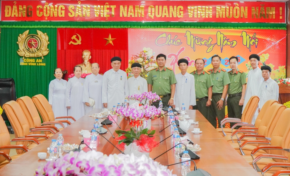 Hội thánh Cao đài Tây Ninh chúc Tết Công an tỉnh Vĩnh Long