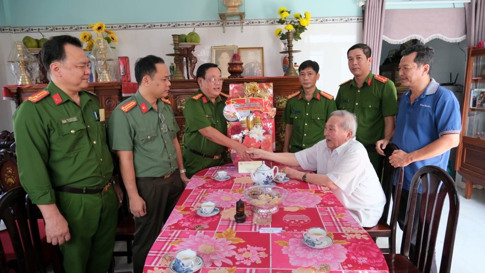 Đại tá Võ Công Bình chúc mừng năm mới Đại tá Nguyễn Trung Thuận Nguyên PGĐ CAT Bến Tre cũ