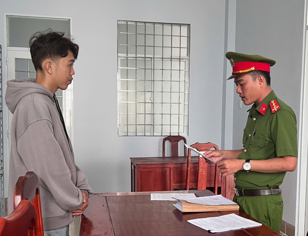 Điều tra viên tống đạt các Quyết định, Lệnh cấm đi khỏi nơi cư trú của Cơ quan CSĐT cho bị can N T Tín