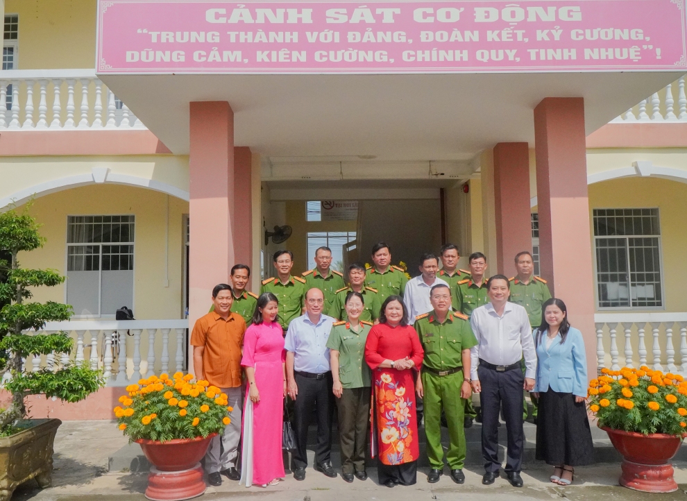 Đoàn chụp ảnh lưu niệm