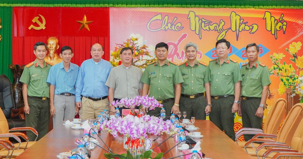 Đoàn chụp ảnh lưu niệm