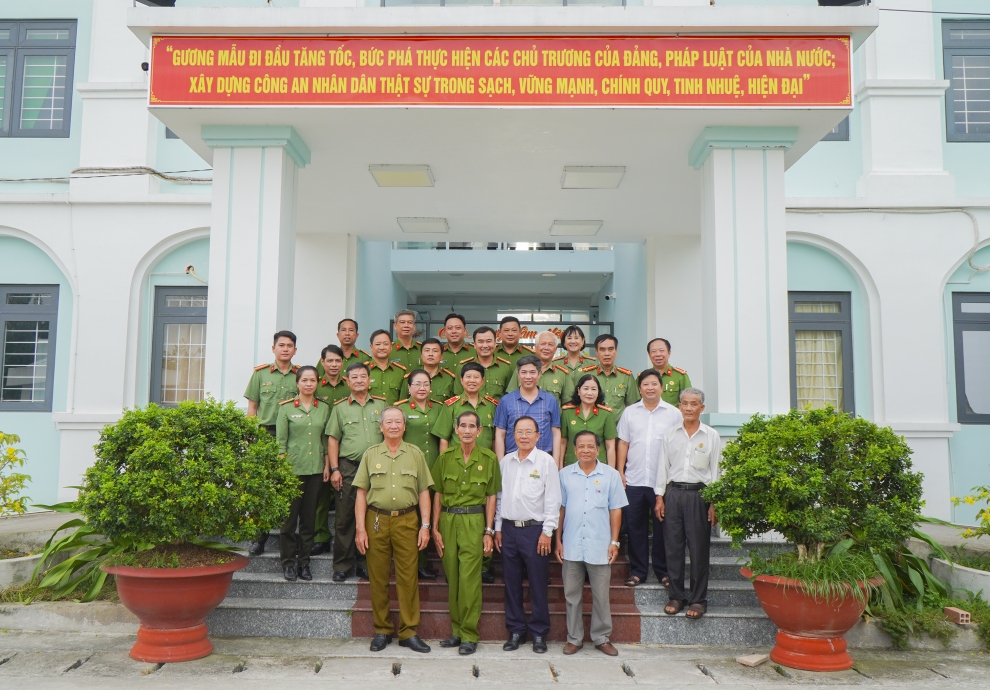 Đoàn chụp ảnh lưu niệm