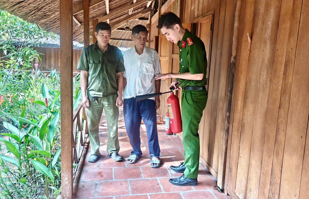 Đoàn kiểm tra kiểm tra bình chữa cháy tại cơ sở Homestay
