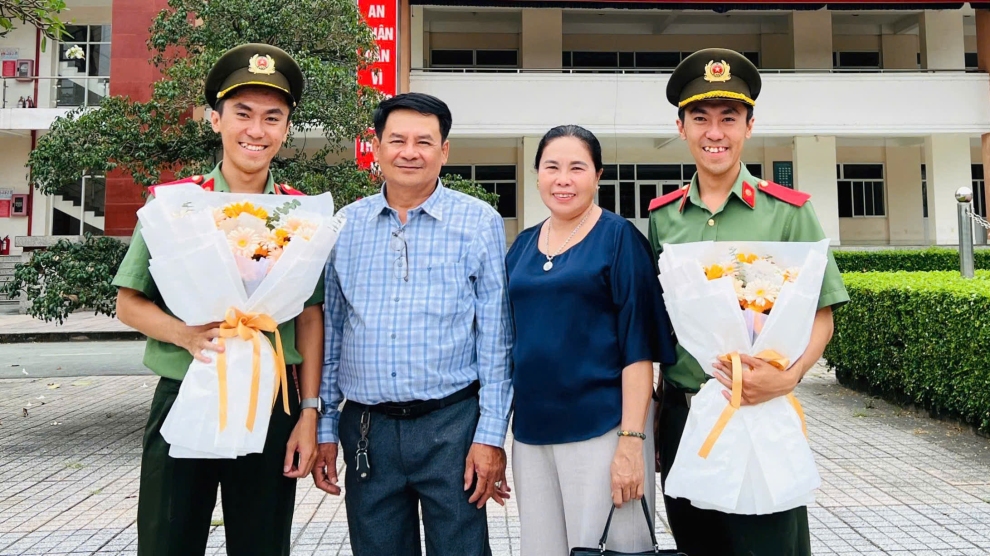 Đồng chí Huỳnh Phạm Thanh Nhàn và Huỳnh Phạm Thanh Nhã chụp ảnh lưu niệm cùng gia đình ngày tốt nghiệp