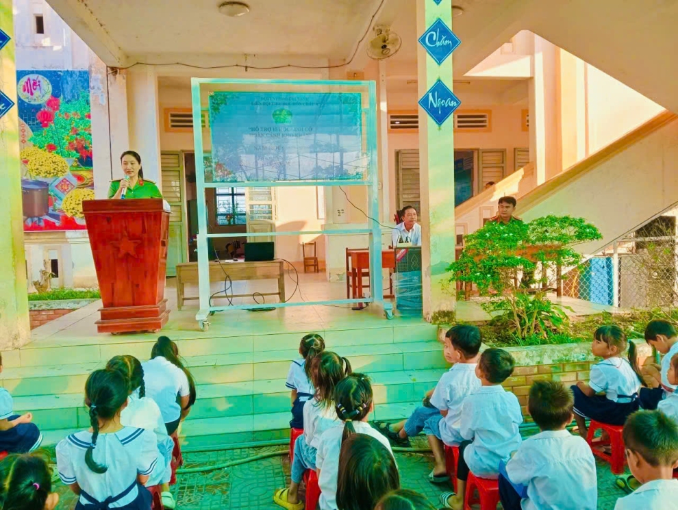 Đồng chí Trung tá Văn Thị Hồng Thu Phó Trưởng Công an xã, phát biểu tại buổi trao quà