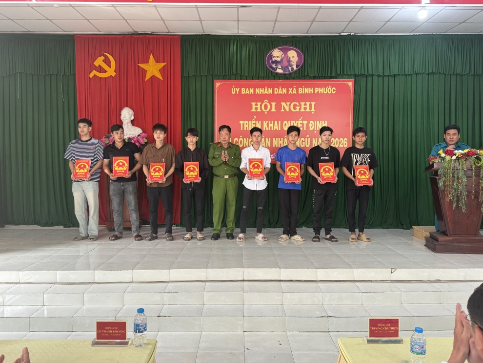 Đồng chí Trưởng Công an trao lệnh gọi công dân thực hiện nghĩa vụ tham gia CAND