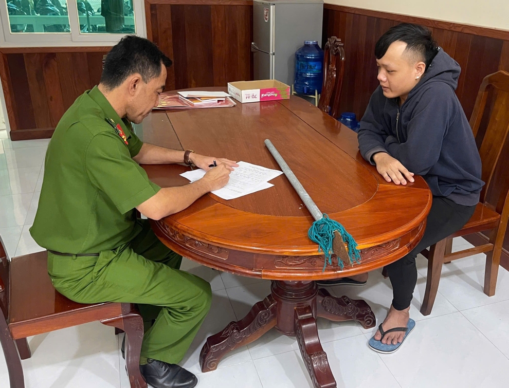 HÌNH ẢNH CÔNG AN PHƯỜNG TIẾP NHẬN NGƯỜI DÂN GIAO NỘP DAO TỰ CHẾ CÓ TÍNH SÁT THƯƠNG CAO