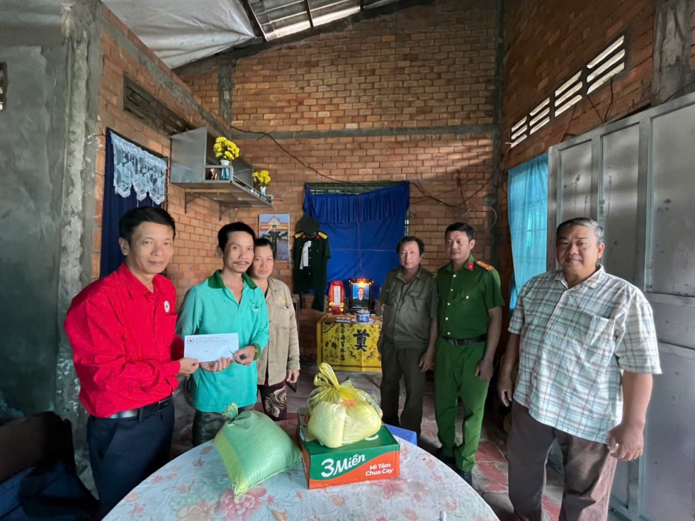 hình ảnh đại diện đoàn trao quà cho gia đình nạn nhân TNGT