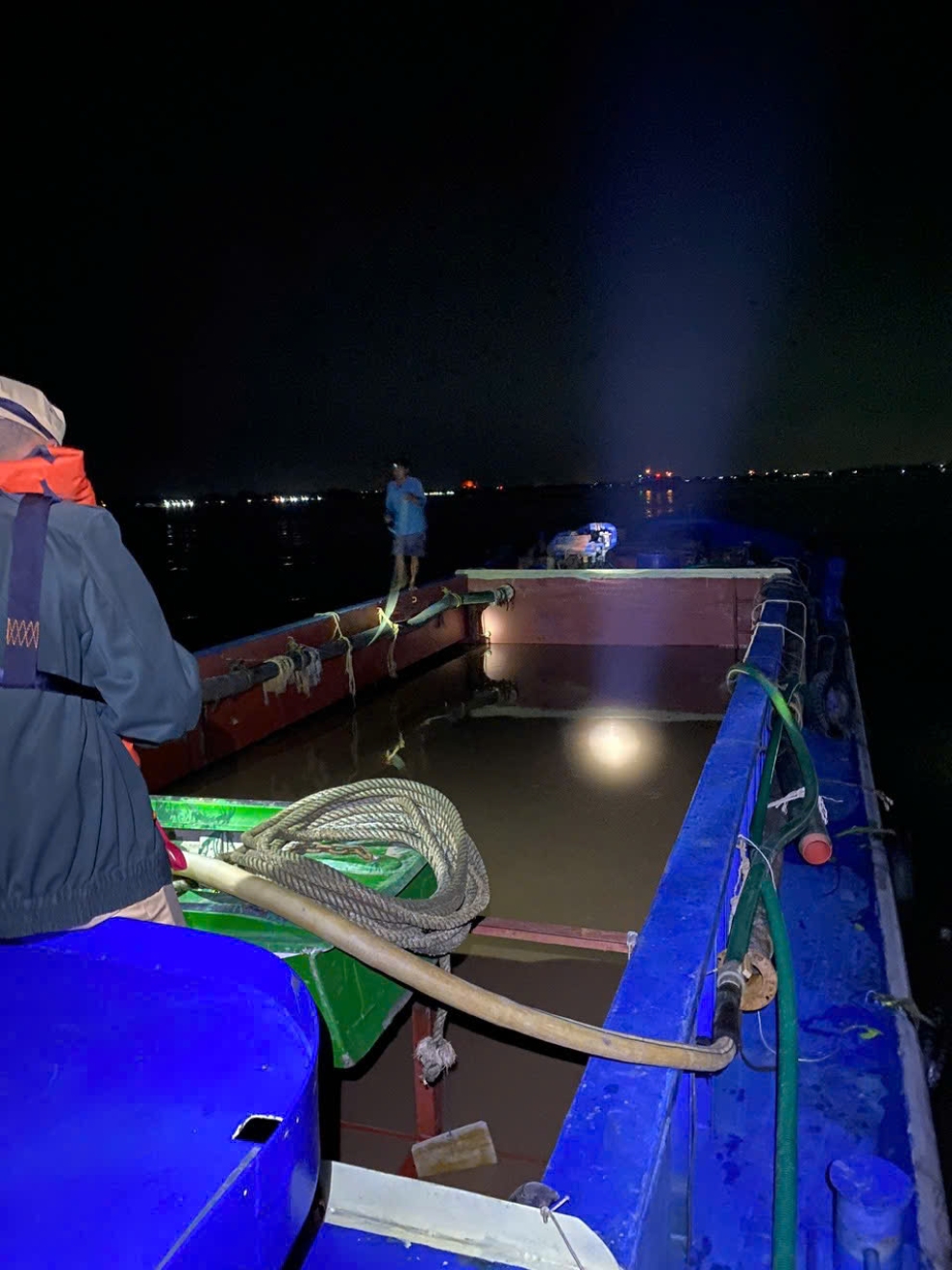 hình ảnh phương tiện vi phạm (sà lan)