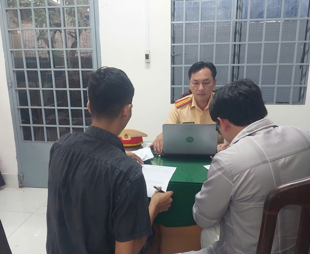 Hình làm việc với người vi phạm