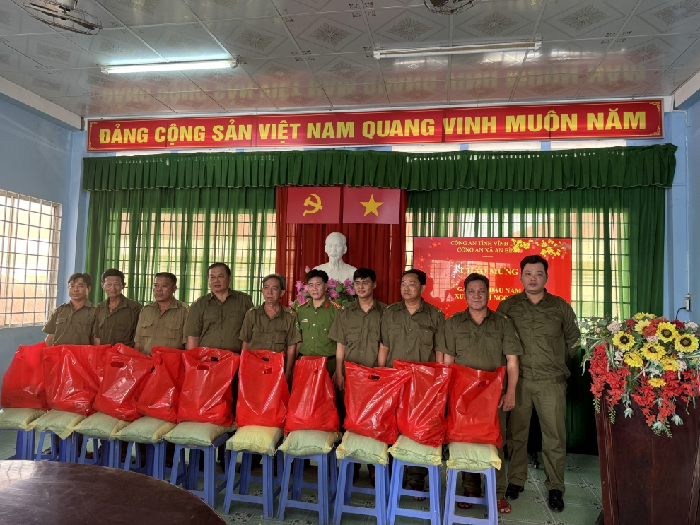 hình LLANTT nhận quà (3)