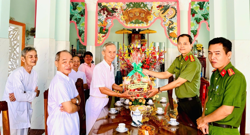 Công an xã Phú Thuận thăm, chúc Tết các cơ sở tôn giáo trên địa bàn