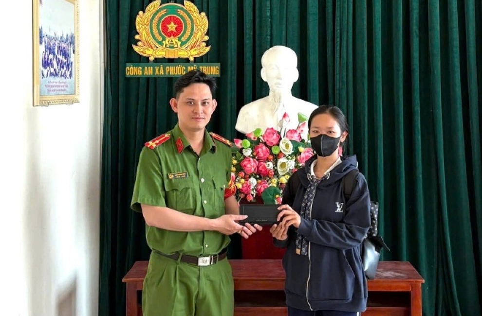 Công an xã Phước Mỹ Trung trả lại tài sản cho người dân