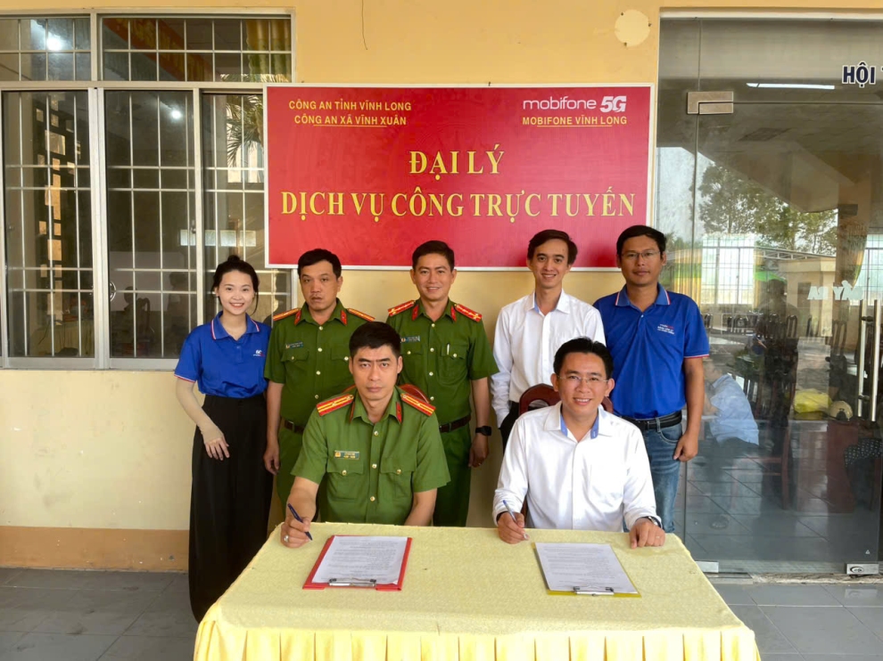 Công an xã Vĩnh Xuân ký kết mô hình đại lý công trực tuyến hỗ trợ người dân, doanh nghiệp trong thực hiện thủ tục hành chính