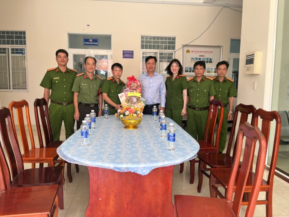 Đại tá Nguyễn Văn Hạnh, Phó Giám đốc Công an tỉnh thăm, chúc Tết Công an xã Nhị Long