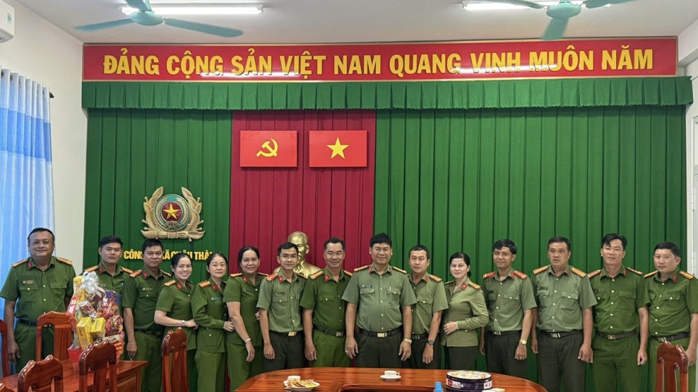 Đồng chí Đại tá Sơn Chí Hùng, Phó Giám đốc Công an tỉnh chúc Tết Công an xã Châu Thành