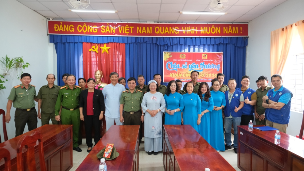 Lãnh đạo Công an tỉnh cùng chính quyền địa phương và nhà tài trợ chụp ảnh lưu niệm 1
