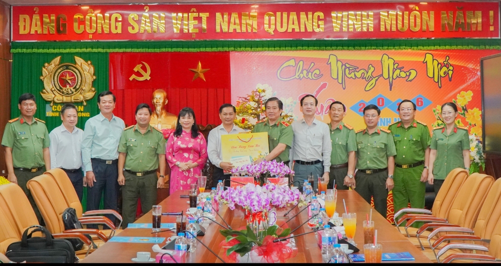 Lãnh đạo Tỉnh ủy tặng quà chúc Tết Công an tỉnh Vĩnh Long