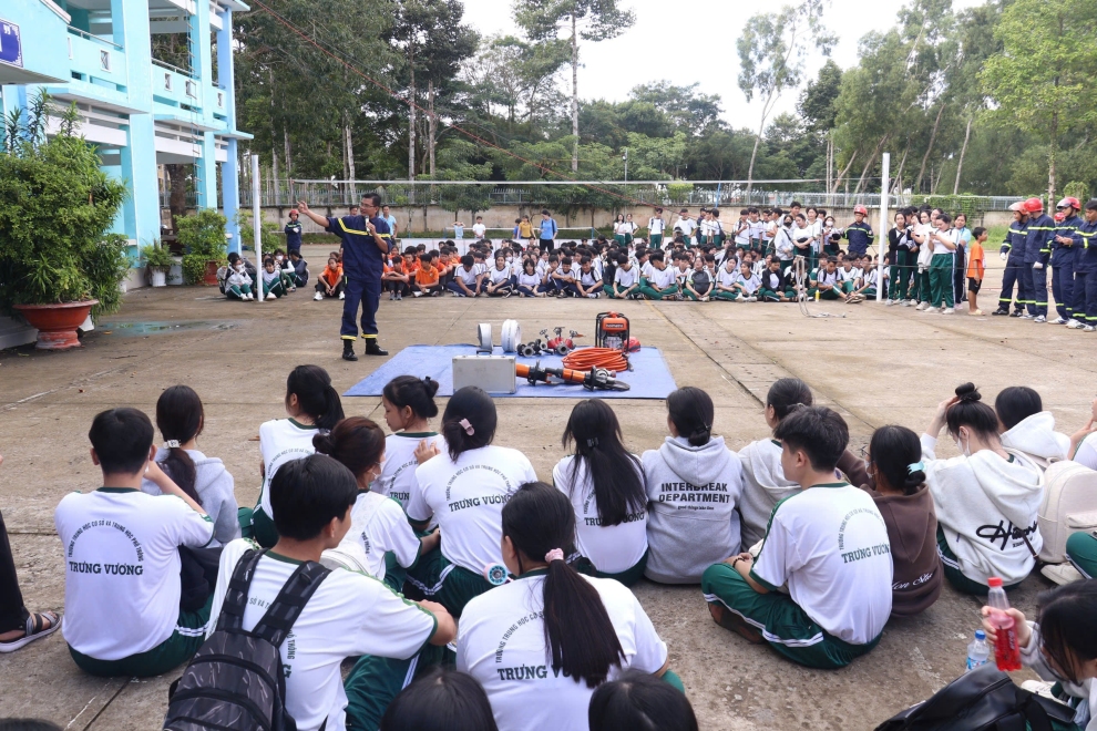 Lực lượng CNCH hướng dẫn các em học sinh phòng tránh đuối nước