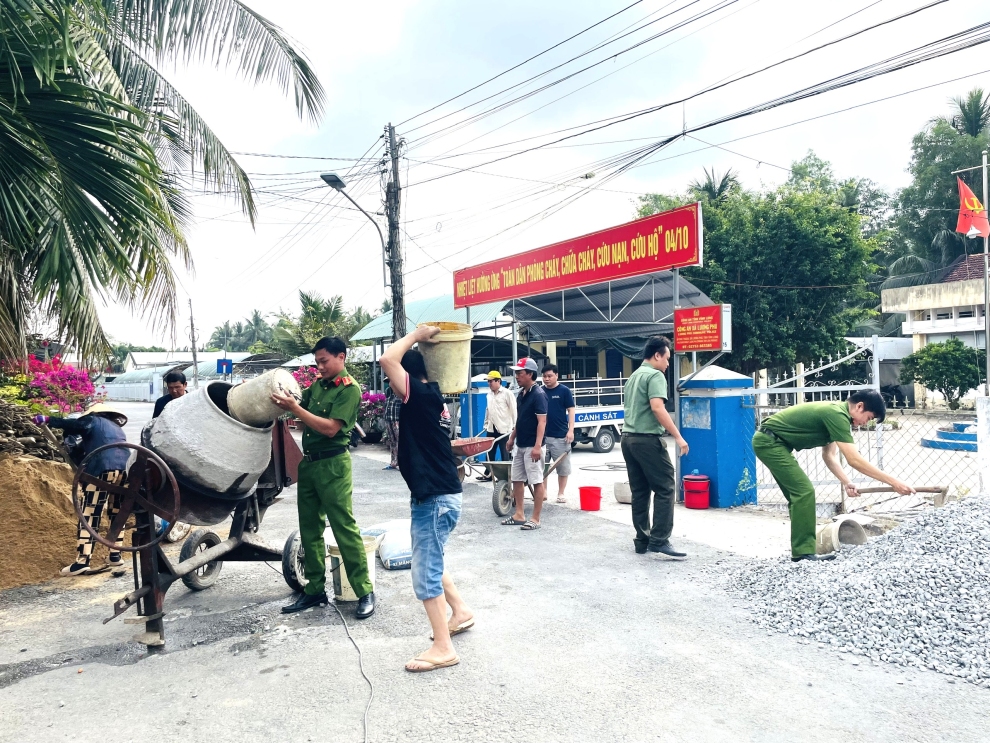 Lực lượng đoàn viên tham gia trộn bê tông