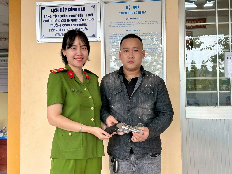 Người dân giao nộp vũ khí tại Công an phường