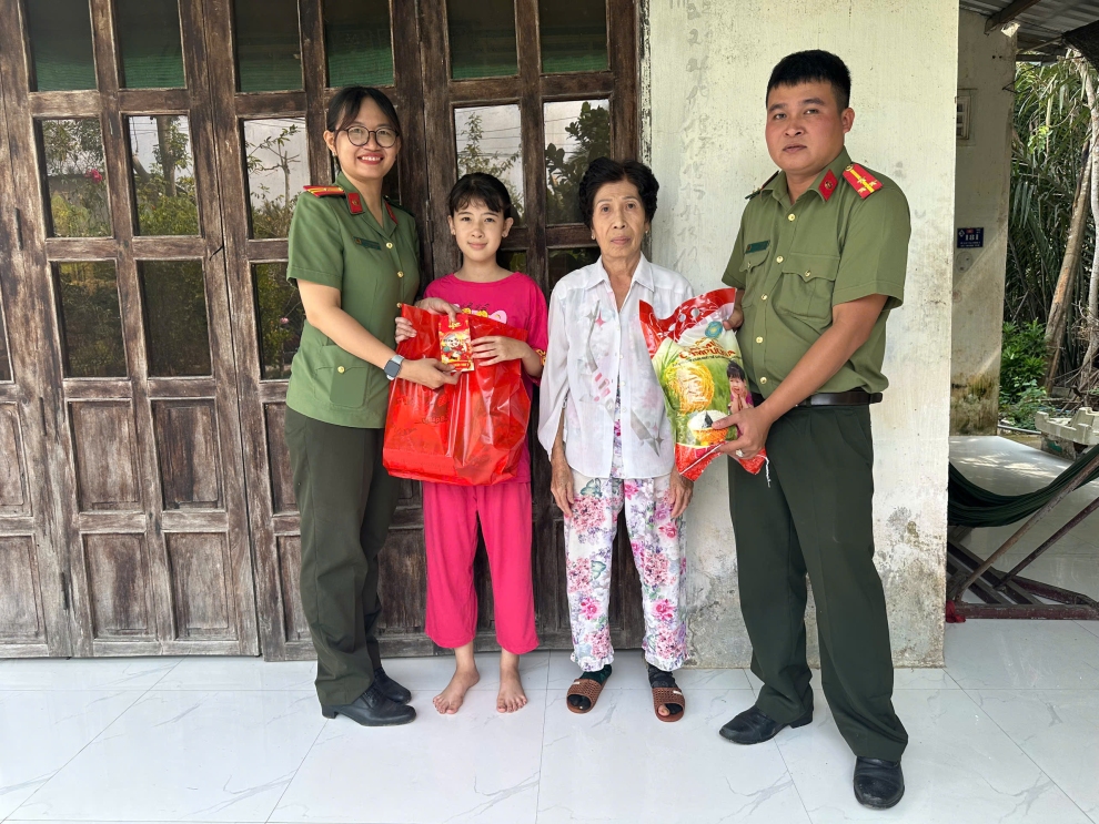 Tặng quà cho trẻ em mồ côi khuyết tật gia đình có hoàn cảnh đặc biệt khó khăn