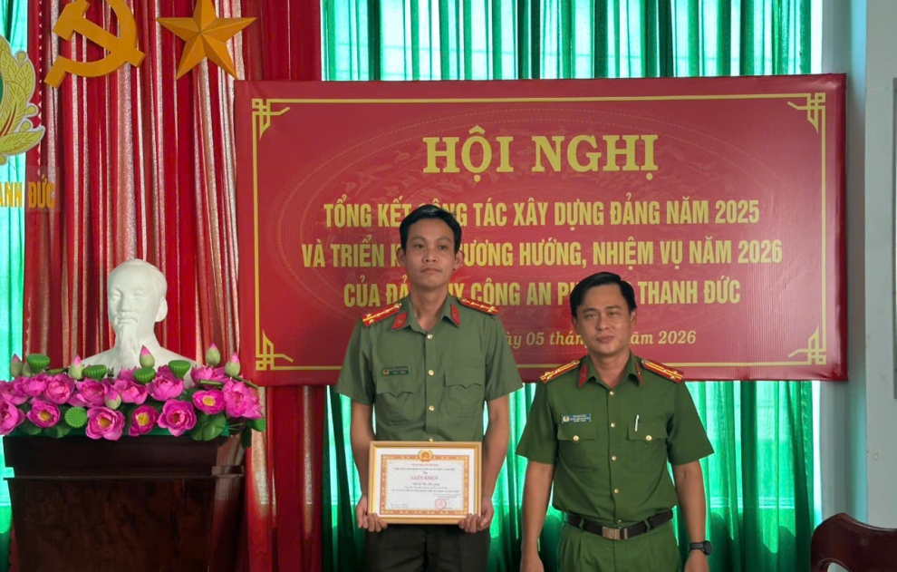 Tập thể, cá nhân đạt tahfnh tích hoàn thành xuất xắc nhiệm vụ8371