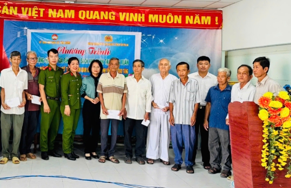 Trại tạm giam số 2 tặng quà gia đình chính sách