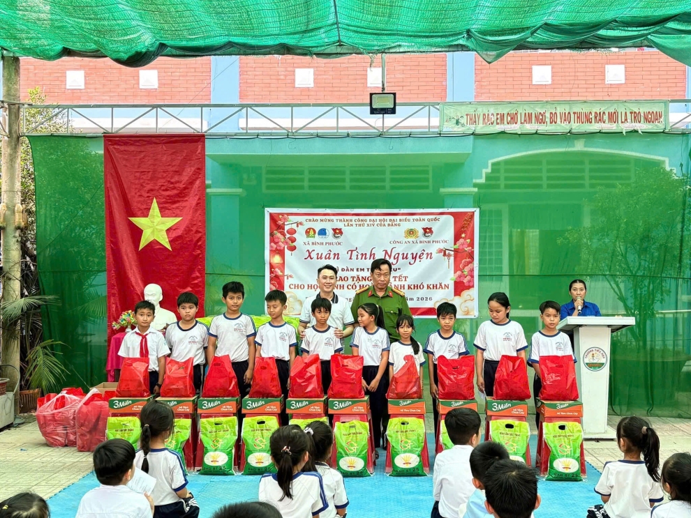 Trao quà cho các em học sinh tại trường Tiểu học Bình Phước C