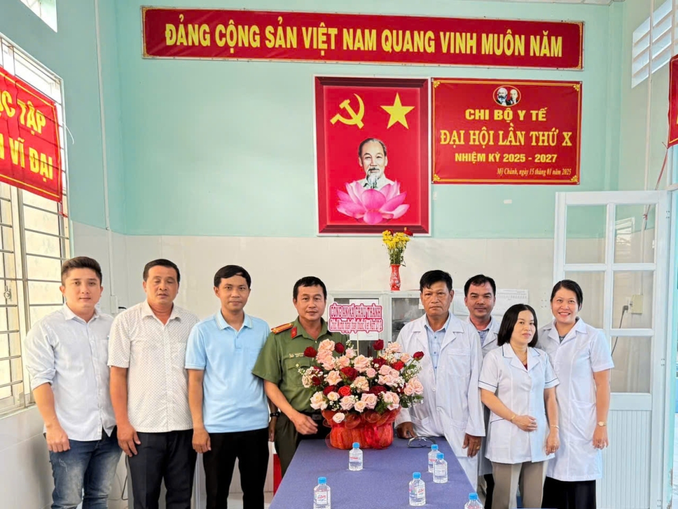 Công an xã Châu Thành chúc mừng các cơ sở y tế trên địa bàn xã nhân Ngày Thầy thuốc Việt Nam 27/02