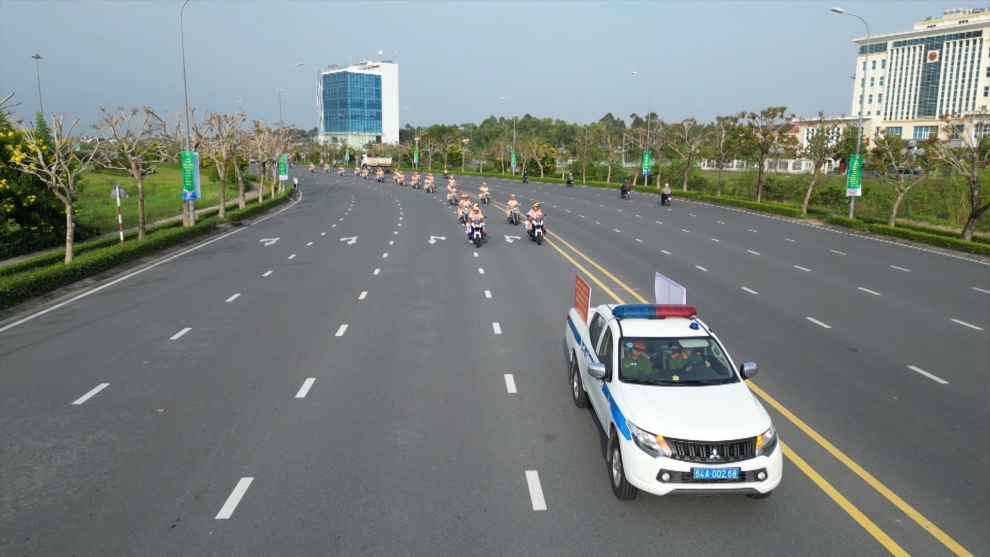 Cảnh sát giao thông tỉnh Vĩnh Long hỗ trợ bảo đảm an toàn giao thông phục vụ người dân về quê dịp Tết Nguyên đán năm 2026