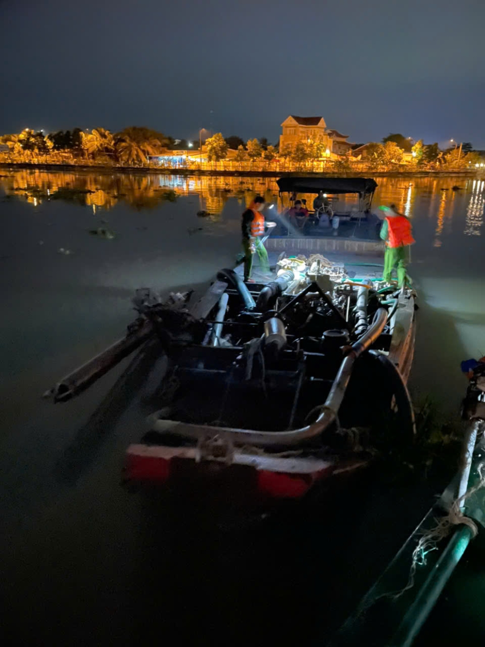 Công an phường Long Châu kiểm tra, xử lý phương tiện vận chuyển, tàng trữ trái phép cát trên sông