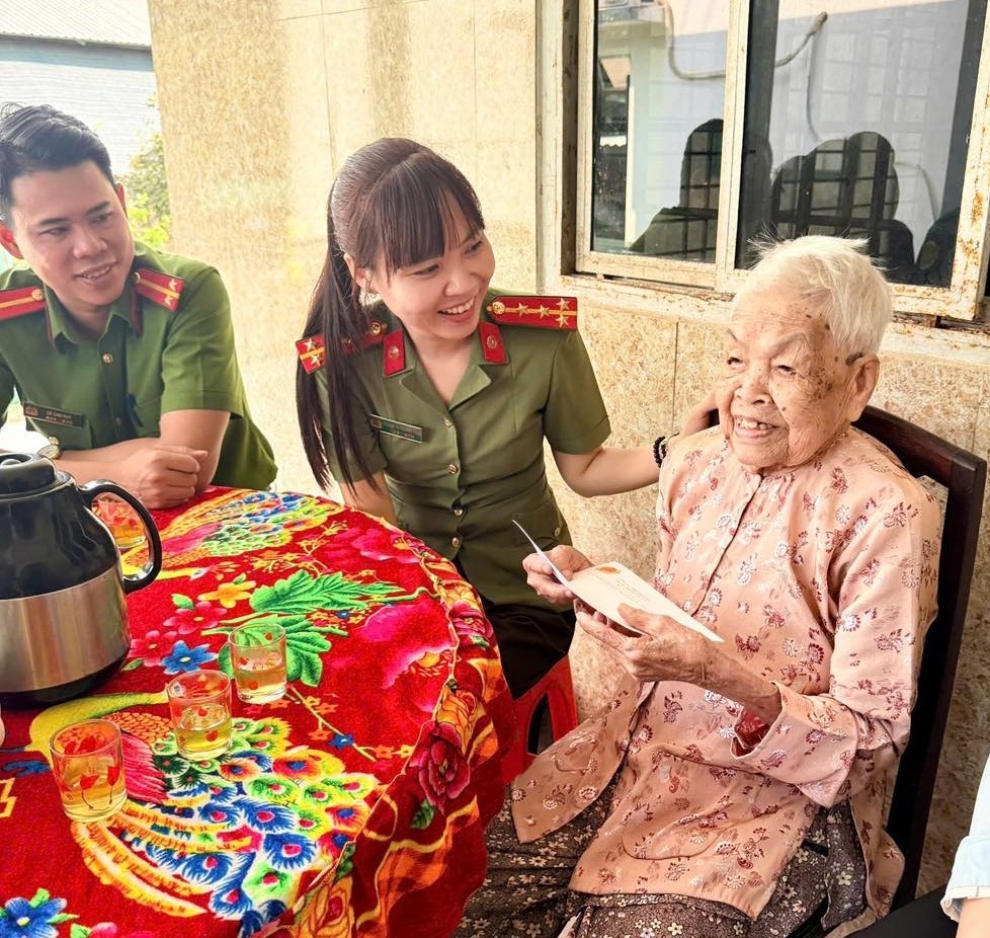 Chi đoàn Công an phường Phú Tân thăm, tặng quà Mẹ Việt Nam anh hùng, các đồng chí trong Hội cựu chiến binh, Hội viên nạn nhân chất độc màu da cam trên địa bàn nhân dịp Tết Nguyên đán Bính Ngọ năm 2026