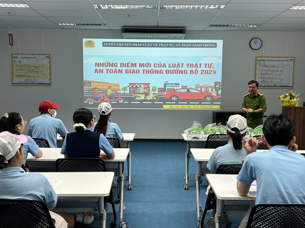 Công an phường Cái Vồn tuyên truyền pháp luật về trật tự, an toàn giao thông tại công ty Furukawa Automotive Systems Vĩnh Long