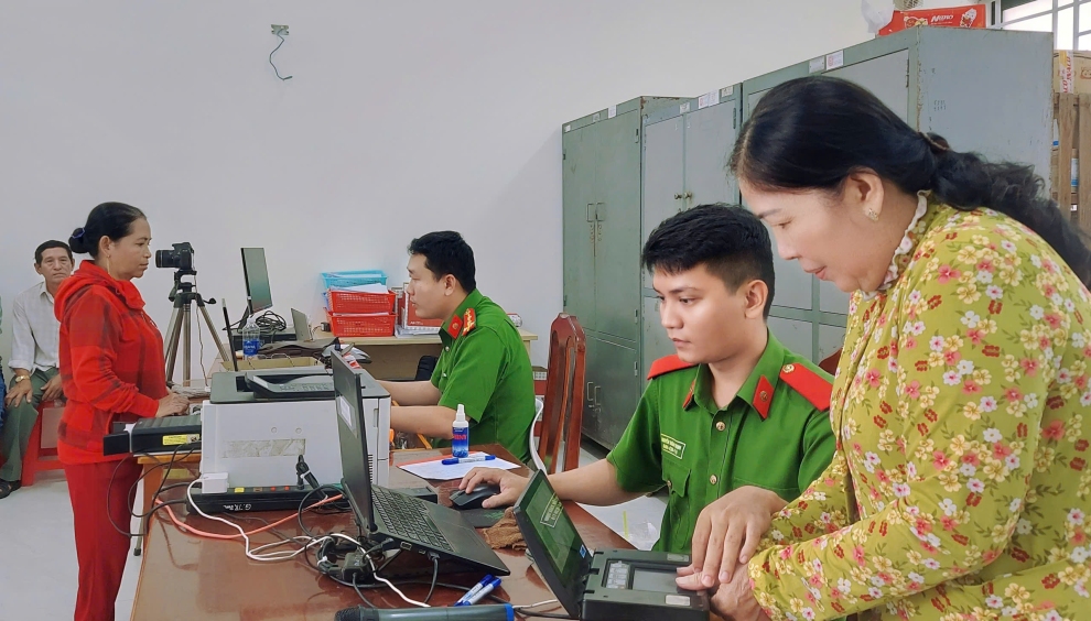 Công an xã Ba Tri nỗ lực đẩy mạnh chuyển đổi số, phục vụ người dân từ cơ sở